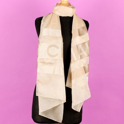 une écharpe blanche sur un mannequin, un mannequin, un mannequin, un mannequin, un mannequin, un mannequin, un mannequin, un mannequin, un mannequin
