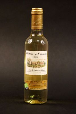 une bouteille de vin blanc posée sur une table noire