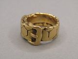 une image représentant une bague en or ornée d'une boucle