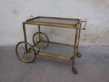 chariot à boissons en laiton avec des étagères en verre et des roulettes