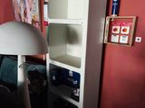 une lampe posée sur une étagère