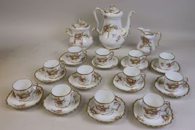 beaucoup de tasses et de soucoupes sur la table