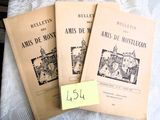 trois livres posés sur un lit recouvert de feuilles de papier