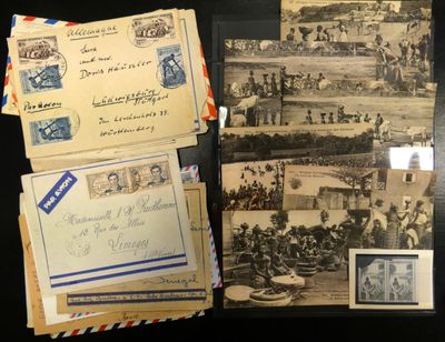 Plusieurs vieilles cartes postales et enveloppes sont exposées sur une table