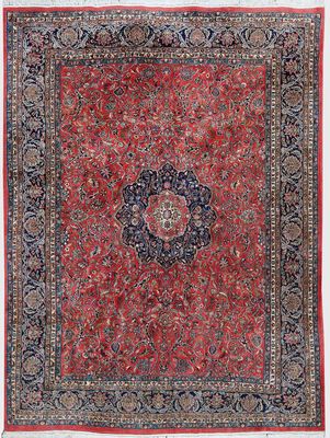 un tapis rouge et bleu orné d'un motif en médaillon au centre