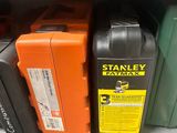 de nombreux types d'outils différents sur l'étagère du garage