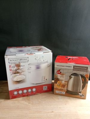deux cartons contenant des appareils électroménagers posés l'un à côté de l'autre sur une table