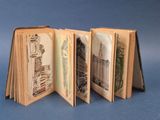 un livre ouvert sur lequel figure l'image d'une ville