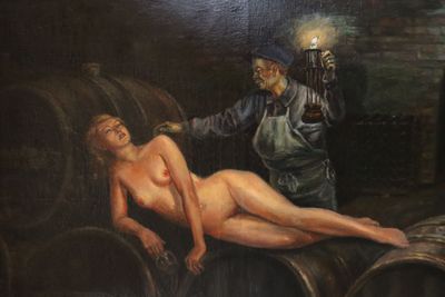 un tableau représentant une femme nue allongée sur un tonneau