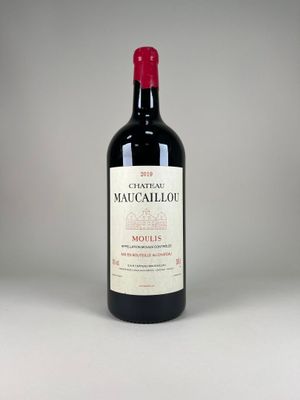 gros plan d'une bouteille de vin sur une table