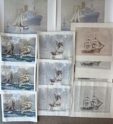 de nombreuses photos de bateaux accrochées au mur