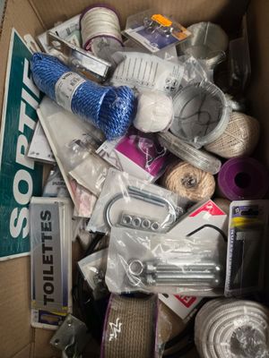une boîte remplie d'articles de toilette et d'autres objets qu'elle contient