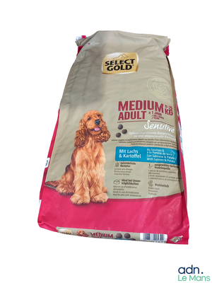un sac de croquettes pour chien sur lequel est assis un chien