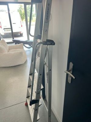 une échelle posée à côté d'une chaise dans une pièce