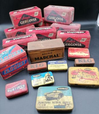 tout un tas de boîtes différentes posées sur une table