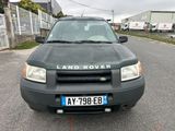 une Land Rover noire garée sur le bord de la route