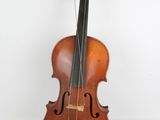 un vieux violon assis sur une surface blanche avec un fond blanc