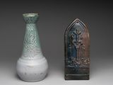 deux vases posés l'un à côté de l'autre sur une table