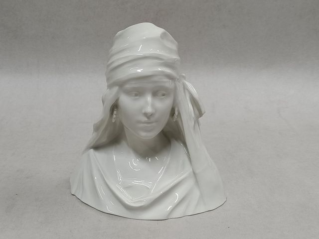 Théodore HAVILAND : Buste de femme au turban en porcelaine blanch