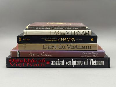 plusieurs livres sont empilés sur une table