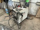 une machine posée sur le sol dans le garage
