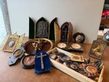 de nombreux objets religieux posés sur une table près d'une fenêtre