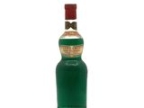 une bouteille d'alcool vert ornée d'un nœud papillon sur le goulot