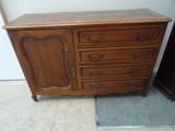 une commode en bois surmontée d'un miroir