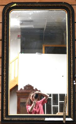 une femme se prenant en photo dans un miroir