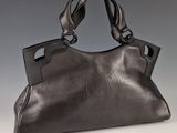 une photo d'un sac à main en cuir