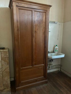 une armoire en bois dans un coin de la salle de bains