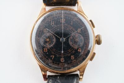 une montre posée sur une surface blanche