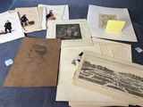 de nombreuses vieilles photos et cartes postales sur le lit