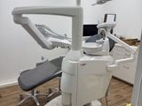 a dentist ' s chair in the middle of the room