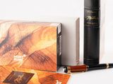 une boîte contenant un stylo et une boîte contenant un livre