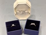 deux bagues dans une boîte contenant une bague à l'intérieur