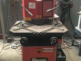 une machine posée sur une table dans une pièce