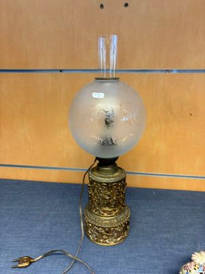 une lampe posée sur une table à côté d'un cupcake