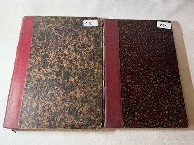 deux vieux livres posés l'un à côté de l'autre sur une table blanche