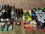 Des bouteilles et des canettes de bière sont par terre, près d'un mur de briques