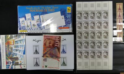 de nombreux timbres exposés sur une table noire