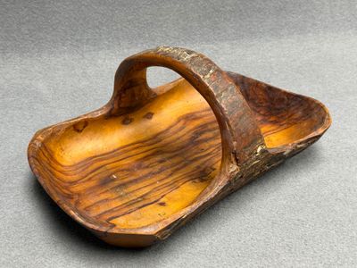 VALLAURIS - Tony BAIN. Panier en bois d'olivier