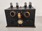 un gros plan d'une radio à l'ancienne posée sur une table