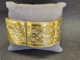 une image représentant un bracelet en or orné d'un motif décoratif