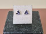 un gros plan sur une paire de boucles d'oreilles posées sur une boîte