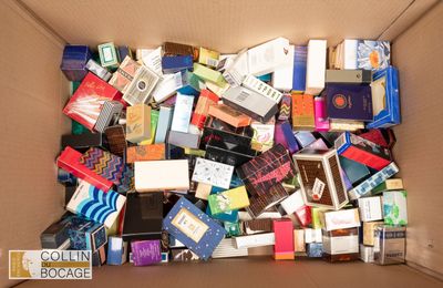 une boîte en carton remplie de nombreuses marques différentes de cigarettes