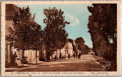 une vieille photo d'une rue où des gens marchent