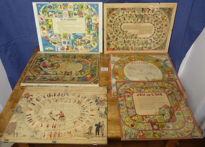 trois vieux jeux de société posés sur une table en bois