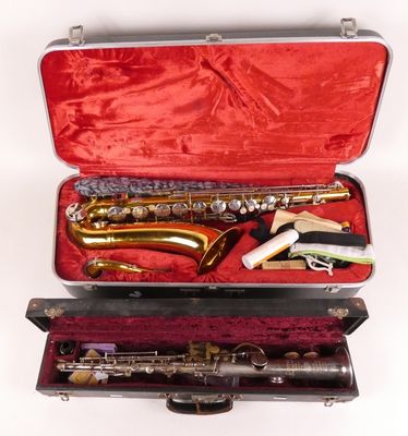 un saxophone dans son étui, posé sur une surface blanche
