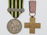deux médailles et une croix sur un fond blanc